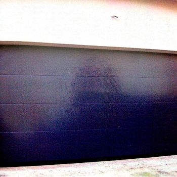 Carpintería de Aluminio Montserrat puerta de garaje